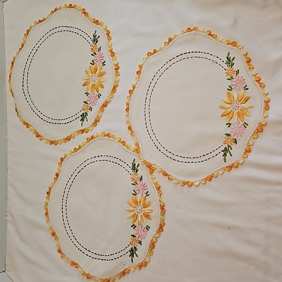 Hand Crafted Needlepoint Doily Circular Set-5 Botanical yellow floral farmhouse - Picture 14 of 17